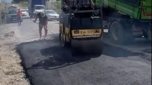 Locuitorii unei comune din Suceava asfaltează pe banii lor un drum județean / Decizia a fost luată după ce contractul de asfaltare e blocat de birocrație / Primarul se dezice de acțiunea cetățenilor