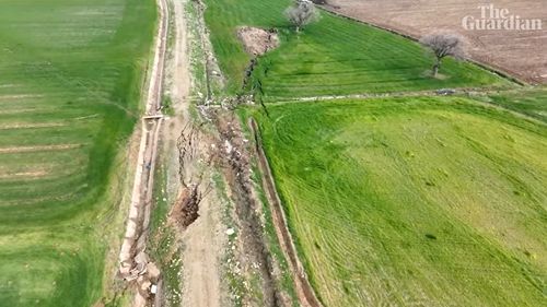 VIDEO Cutremurul din Turcia a lăsat o falie vizibilă de la înălțime, care se întinde pe mai mulți kilometri în provincia Kahramanmaraș, epicentrul seismului de luni