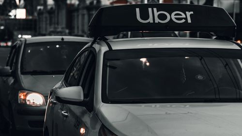 O instanță din Olanda a decis că șoferii Uber sunt angajați, nu contractori și au dreptul la aceleași beneficii ca ceilalți lucrători din domeniu / Reacția Uber