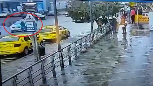 VIDEO Băiat de 16 ani acroșat pe trecerea de pietoni de o mașină de poliție, în municipiul Bacău