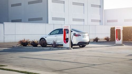 Hertz îl contrazice pe Elon Musk și spune că livrările de Tesla au început deja