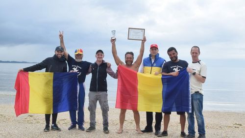 FOTO Bibliotecarul Avram Iancu a finalizat, vineri, cursa de înot pe Rin, pentru susținerea aderării României la Schengen