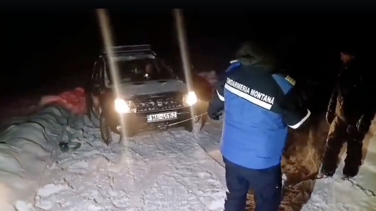 Jandarmii din Alba au deblocat din nămeţi o maşină în care se aflau doi adulţi şi un copil/ Ei s-au rătăcit când se întorceau de la schi şi nu au mai putut înainta din cauza stratului gros de zăpadă