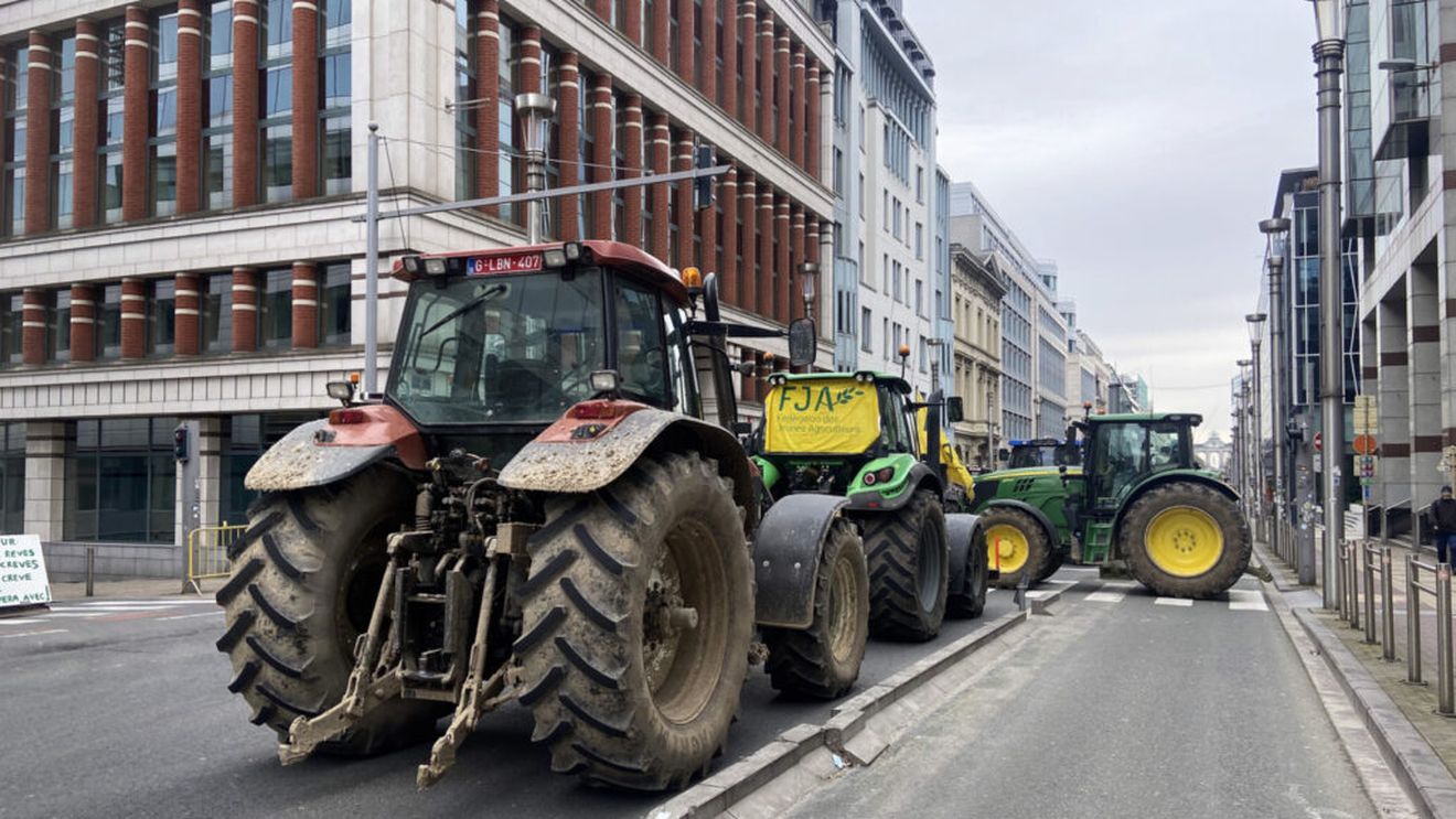 Proteste masive în întreaga Europa împotriva acordului UE-Mercosur / Fermierii francezi şi germani au blocat Podul Europei din Strasbourg / Tractoarele au blocat vineri traficul din Milano / Mii de agricultori polonezi au protestat la Varșovia