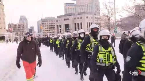 VIDEO Poliţia canadiană a preluat controlul arterei din faţa parlamentului după ce a folosit 'substanţe iritante' împotriva protestatarilor: Manifestanţii continuă să fie agresivi şi să agreseze poliţişti