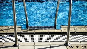 Control al OPC la o piscină din Buzău, acolo  unde un adolescent a murit după ce a făcut baie / Apa  nu era limpede şi erau pete verzi, ca urmare a dezvoltării algelor / Este posibil ca tânărul să fi dezvoltat o formă de meningită