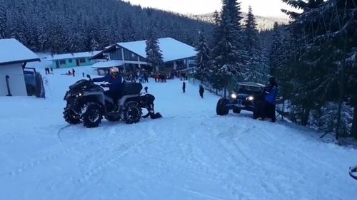 VIDEO Amendați de jandarmi după ce au intrat cu ATV-ul pe una din părtiile de schi din Șureanu, spre indignarea turiștilor