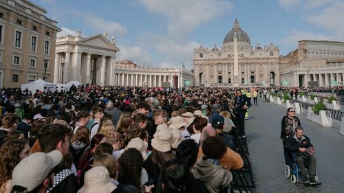 GALERIE FOTO Peste 128.000 de persoane au intrat până vineri dimineață în Bazilica Sfântul Petru din Roma pentru un ultim omagiu la sicriul cu trupul neînsufleţit al Papei Francisc