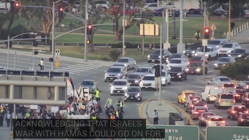 VIDEO Circa 200 de protestatari au blocat traficul pe Aeroportul Internaţional Los Angeles pentru a cere încetarea războiului în Gaza
