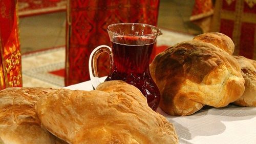 Episcopul greco-catolic de Oradea i-a învățat pe credincioși să-și pregătească „paștile” acasă, dintr-o bucată de pâine de cea mai bună calitate și vin