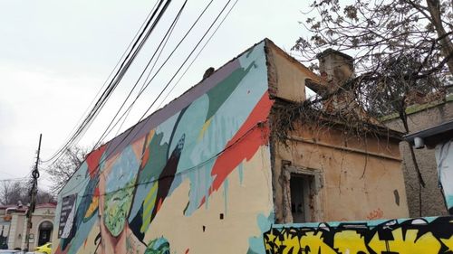 A început demolarea casei cu graffiti de pe strada Arthur Verona, cunoscută pentru calcanul cu graffiti pe care pictau cei mai cunoscuți artiști stradali din România