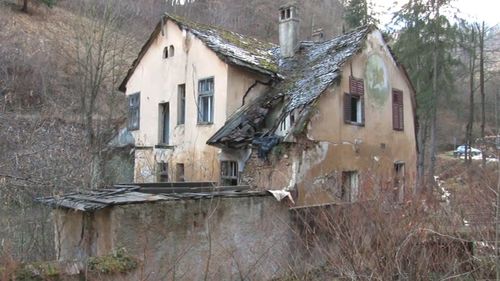 Se reface hanul de la Pietrele lui Solomon din Brașov / Ultimul zid care mai stătea în picioare a căzut recent / Proprietar: „Îmi asum toată responsabilitatea. Era o ruină de când am cumpărat-o”