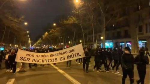 VIDEO A șaptea noapte de manifestații violente la Barcelona după arestarea unui rapper care a insultat forțele de ordine și monarhia
