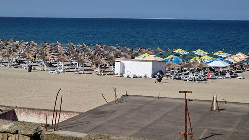 Românii își prelungesc vacanța la mare și la munte. Primul weekend din septembrie aduce plaje pline și terase aglomerate