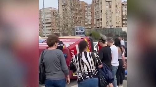 VIDEO Trafic oprit la intersecția Calea 13 Septembrie - Panduri, după ce o ambulanță SMURD s-a răsturnat/ Un pacient, șoferul autospecialei și un minor au ajuns la spital