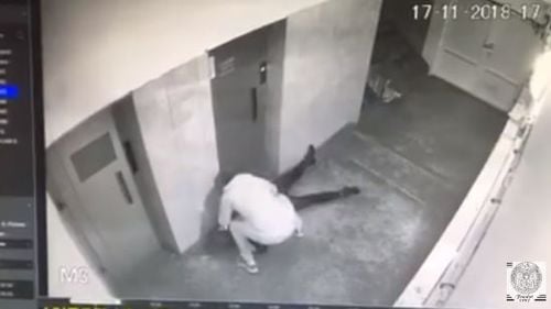 Cazul tinerei atacate în scara unui bloc din Alba Iulia: principalul suspect e un recidivist eliberat condiționat datorită legii promovate de coaliția PSD-ALDE