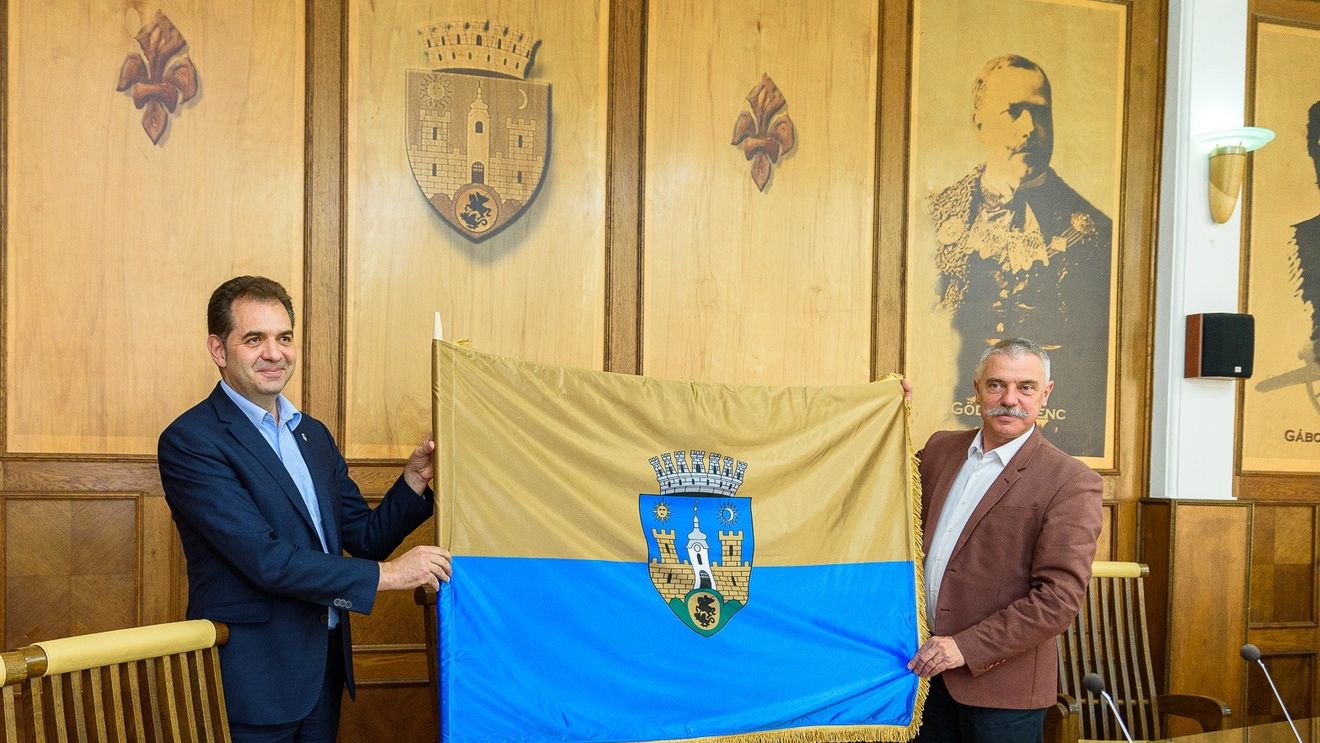 Primăria Sfântu Gheorghe strânge semnături pentru aprobarea steagului oraşului / Acesta a fost anulat de Curtea Supremă de Justiţie