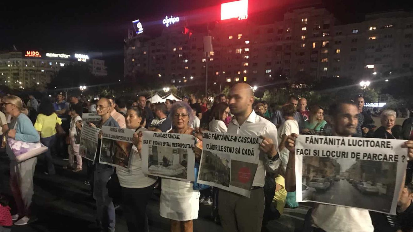 Protest inedit: Curg fântânile-n cascadă, clădirile stau să cadă/ Fântâniță lucitoare, faci și locuri de parcare?