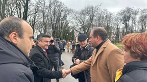 Primarul pro-rus al Chișinăului, Ion Ceban, l-a comemorat, la Iași, pe poetul Grigore Vieru. Deși a apărut lângă edilul Mihai Chirica, Primăria spune că nu s-a ocupat de invitații