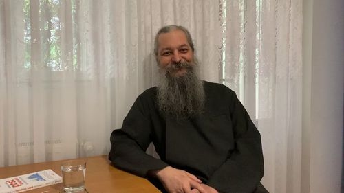 AUDIO Reporter de Iași: Teodosie Paraschiv, duhovnicul Mănăstirii Durău, în fața sutelor de credincioși: „Te vaccinezi, ți-ai semnat condamnarea la moarte!”/ Eutanasierea populației, cipurile din vaccin sau guvernul mondial antihristic, printre conspirațiile călugărului