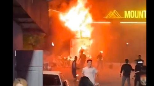 VIDEO Cel puțin 13 morți și 40 de răniți, după ce un club de noapte din Thailanda a luat foc