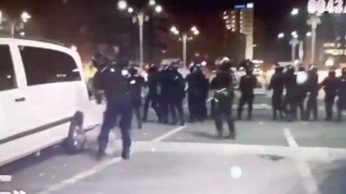 VIDEO Un protestatar pașnic este bătut crunt, în mod intenționat, de jandarmi