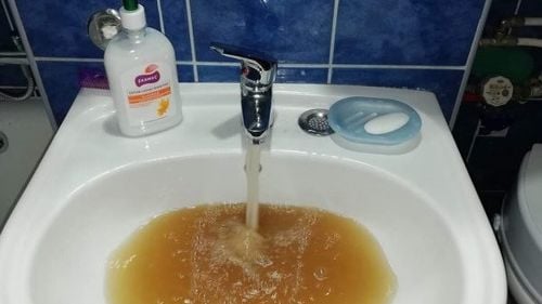 Apa care curge la robinet în Pitești are culoarea cafelei cu lapte, în ciuda investiţiilor de sute de milioane de euro din bani europeni