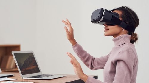 Sondaj Tech Compass. Viața în lumi virtuale: 43 la sută dintre respondenți se pot imagina cumpărând un autoturism pentru metavers / Ce spun oamenii despre renunțarea la petrol și gaze