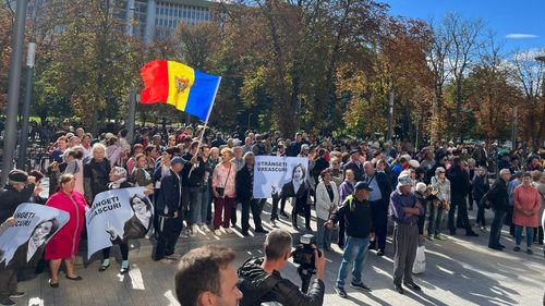 VIDEO Protest în Chișinău, la sediul Președinției, organizat de fugarul Ilan Șor/ Oamenii cer demisia Maiei Sandu și și-au montat corturi/ Unii protestatari nu știu de ce au fost aduși: „Încă nu suntem lămuriți”, transmite presa din Moldova