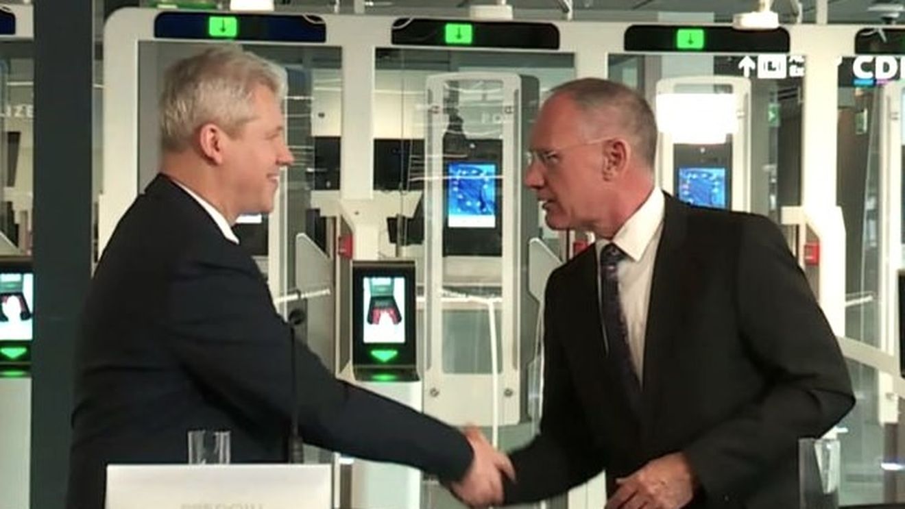 Presa austriacă: Karner și Predoiu s-au bucurat la aeroport de air Schengen, dar eliminarea controalelor la frontieră nu se întrevede