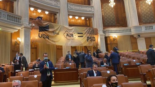 Replica PNL la statuia lui Superman căzut: un banner imens cu mesajul USR+AUR=PSD