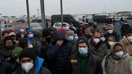 UPDATE Românii așteaptă în jur de 40 de minute în vămi, anunță Poliția de Frontieră luni dimineață/ Haos și nervi la intrarea în țară: Vama și aeroportul, blocate în weekend de românii care se întorc în țară/ ”Carantinăm autocare întregi”