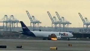 Un avion cargo cu motorul în flăcări a aterizat de urgență în SUA