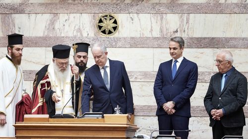 Noul președinte al Greciei, Konstantinos Tasoulas, a fost învestit în funcție. Cu un rol predominant onorific, el a promis să promoveze unitatea națională