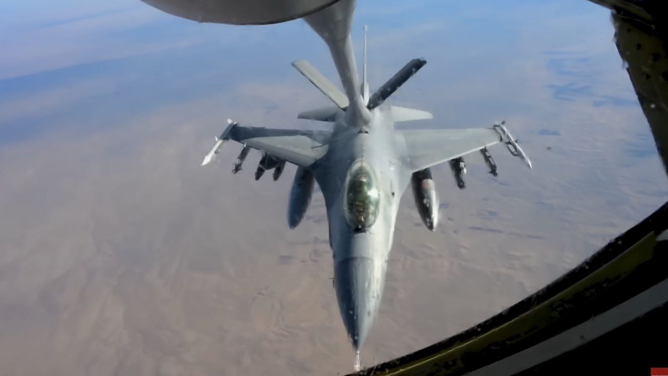 Primele trei avioane-cisternă americane au aterizat în România