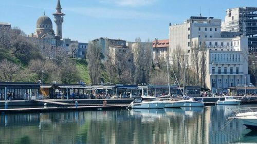 VIDEO Constănțenii s-au urcat în vaporașe și au plecat pe mare/ Mii de oameni au ieșit la plimbare duminică, încurajați de vremea frumoasă după două săptămâni de ”iarnă”/ Terasele din centrul vechi sunt pline (galerie foto)