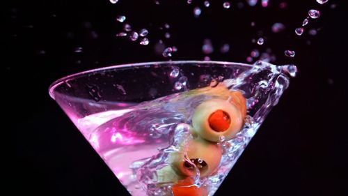 Gin, vermut și supă de pui: Cum au ajuns martini-urile în cele mai ciudate combinații, care sunt cele de care nu te-ai atinge și de ce sunt mai amuzant de preparat decât de băut?