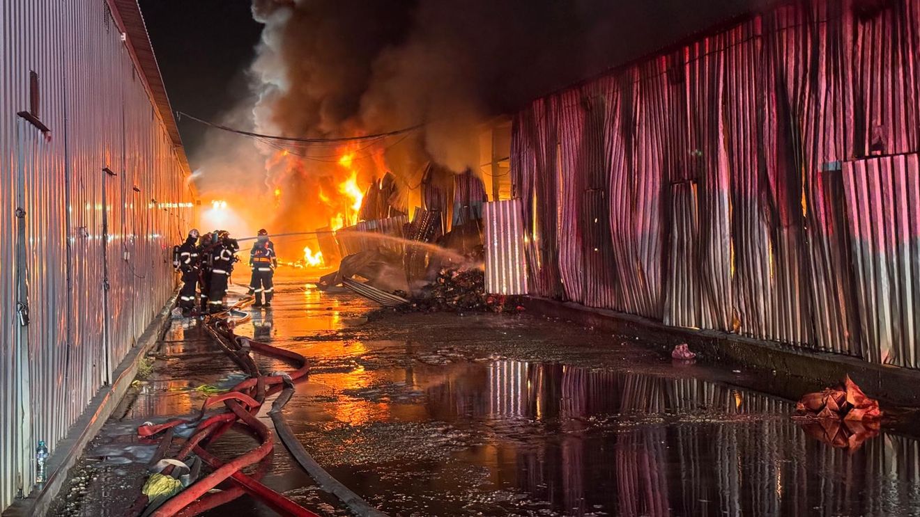 VIDEO UPDATE Incendiu la Dragonul Roșu: arde un depozit de aproximativ 2.000 mp / Structura unei clădiri s-a prăbușit parțial