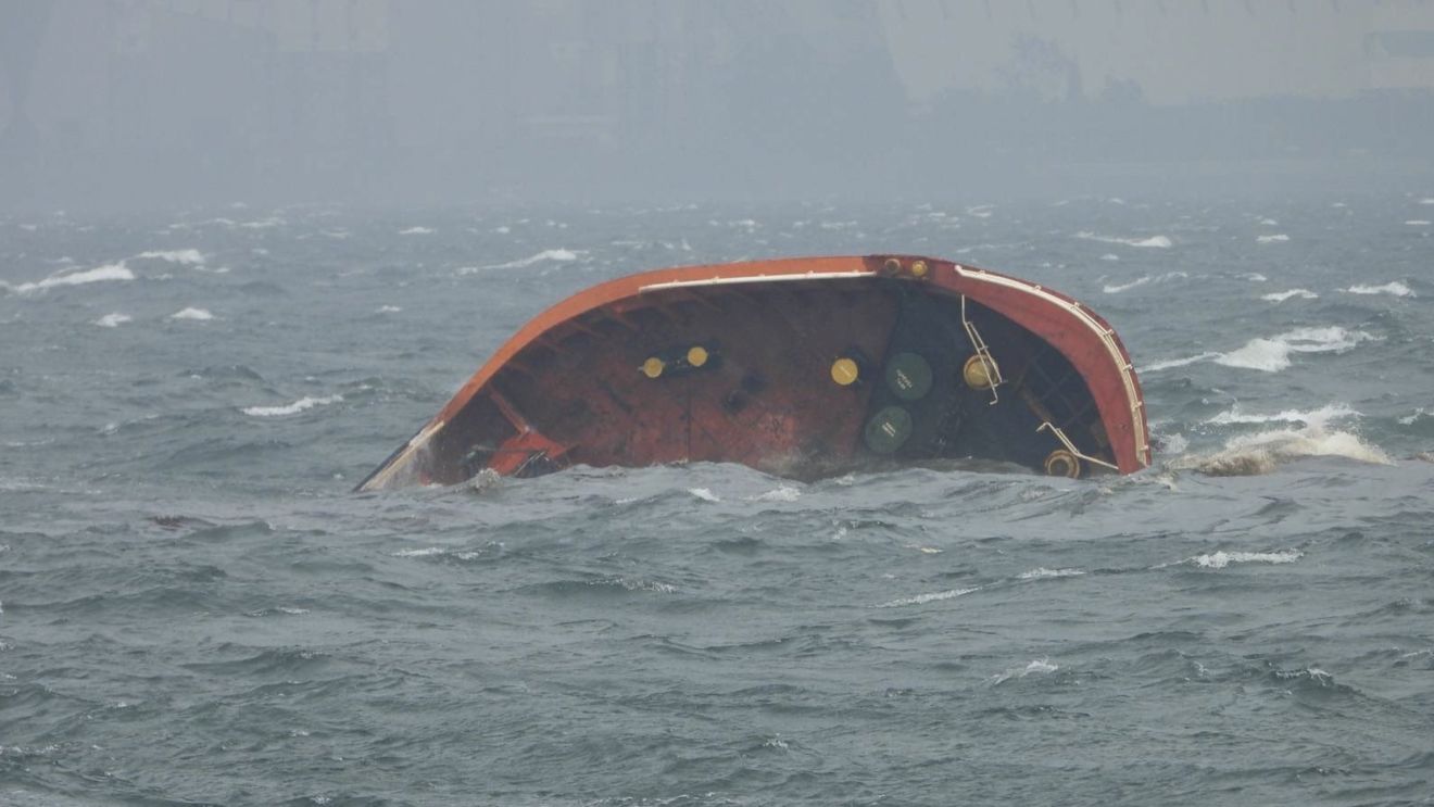 Un petrolier care transporta 1,4 milioane de litri de petrol s-a răsturnat în largul capitalei filipineze Manila