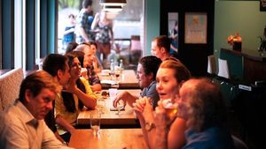 EXCLUSIV Prefectul Capitalei: Restaurantele și sălile de spectacol s-ar putea deschide luni cu 30% din capacitate / Rata de infectare a scăzut în București sub 3%, așteptăm 48 de ore să vedem dacă se menține trendul