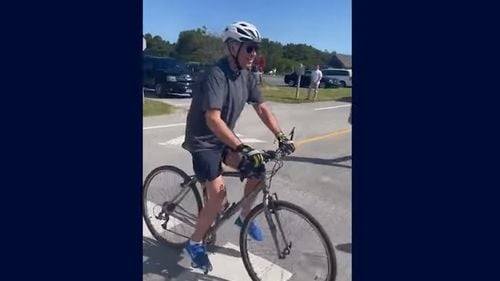 VIDEO Joe Biden a căzut de pe bicicletă. Starea lui sănătate e bună și a continuat cursa