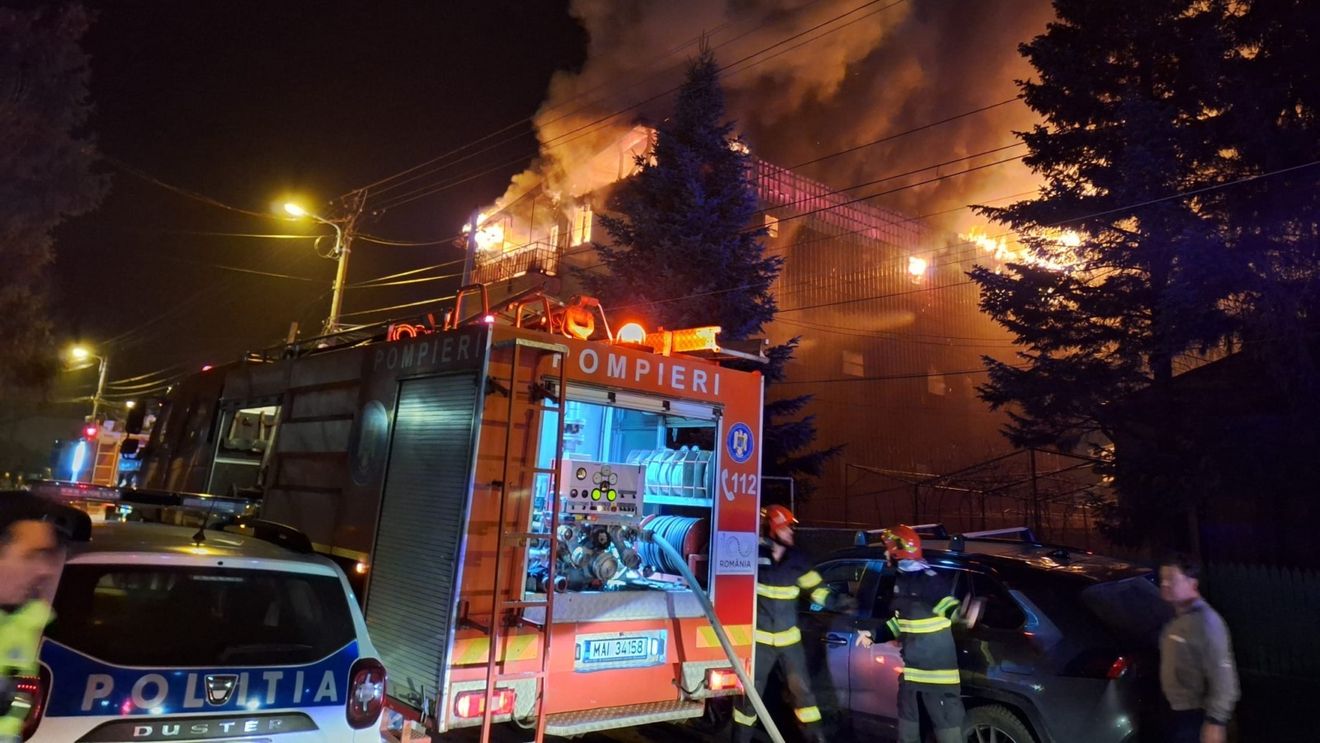 UPDATE Explozie puternică urmată de incendiu la un imobil pe strada Ogradei din Sectorul 5 / Până în acest moment, 4 victime au fost transportate la Spital
