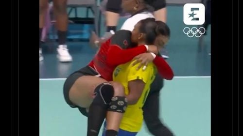 Moment emoţionant la Jocurile Olimpice: O handbalistă și-a dus pe brațe rivala accidentată până la marginea terenului / Cele două sportive evoluează în România