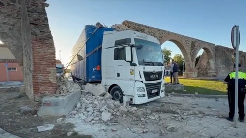 Un camion românesc dărâmă arcada unui apeduct spaniol, construit în urmă cu 242 de ani / Șoferul a fost redirecționat de GPS, după ce un alt drum a fost închis în zonă