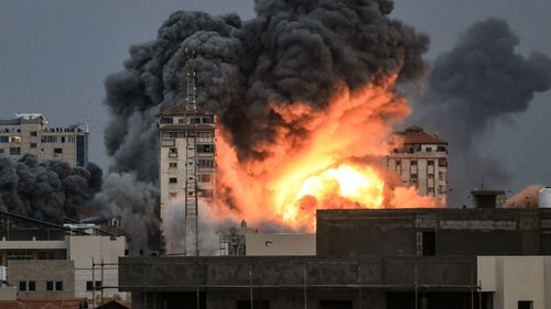 Israelul a ucis cel puţin 66 de palestinieni după ce a lovit un oficiu poştal din Gaza folosit ca adăpost