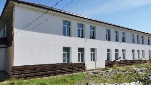 Încă un proiect PNDL eșuat: școala dintr-un sat ieșean e neterminată de doi ani, copiii nu pot face cursuri anul acesta