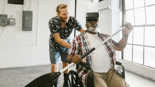 Terapie prin VR: Cum pot oamenii care suferă de paralizie să experimenteze din nou activități fizice, prin intermediul realității virtuale