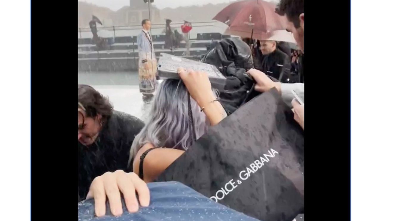 VIDEO Prezentare ratată Dolce&Gabbana, la Veneția, după ce a plouat cu grindină / Oaspeții au plecat, modelele au rămas