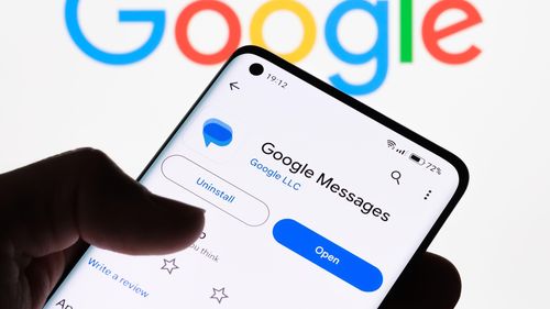 Google Messages poate estompa acum nudurile nedorite, și le reamintește utilizatorilor să nu le trimită