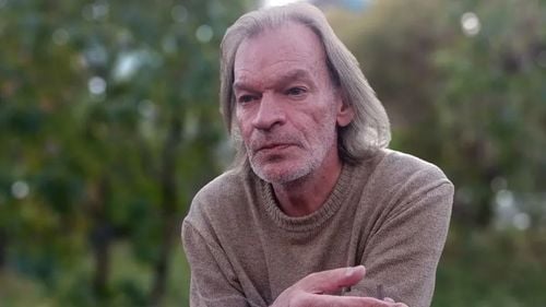 Un solist și compozitor rus, care s-a pronunțat împotriva războiului din Ucraina, a murit după ce ar fi căzut de la fereastră, în timpul unui raid al poliției